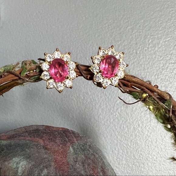 Pink rhinestone ear clips - Picture 1 of 9